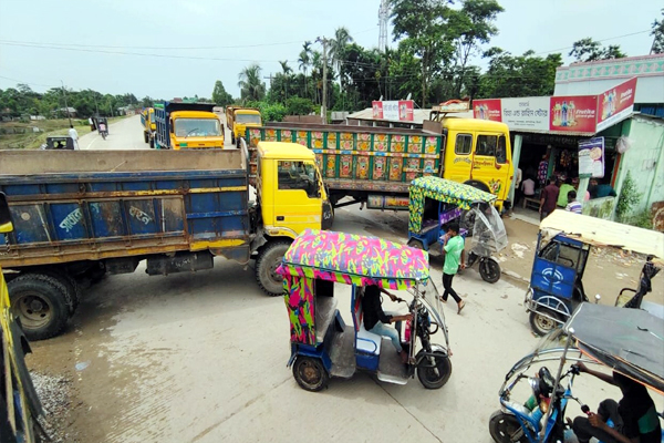 শ্রমিক আটকের প্রতিবাদে ৫ ঘন্টা সিলেট-ভোলাগঞ্জ সড়ক অবরোধ